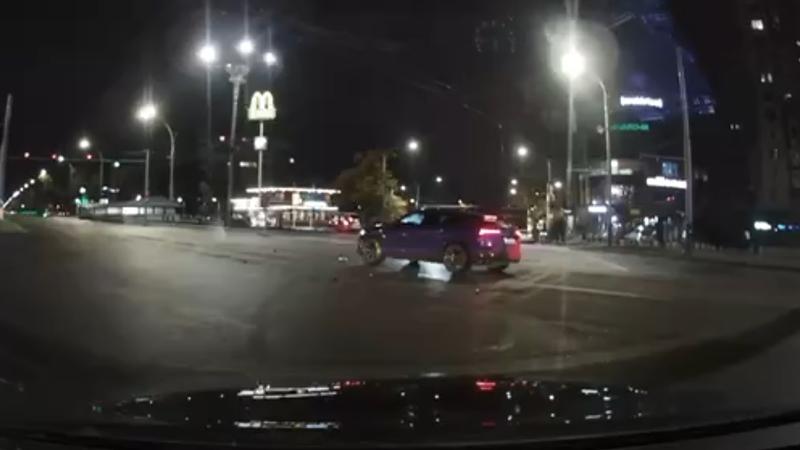 Момент ДТП с участием Lamborghini Urus в столице попал на видео. Авария произошла 9 октября в плотном потоке машин, пострадали оба авто.
