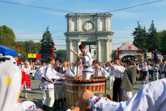 Программа Дня вина 2025 в Молдове: концерты, дегустации, более 100 виноделен, мастер-классы и этнозоны 4 и 5 октября в Кишинёве.