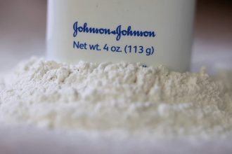 Johnson & Johnson обвиняют в продаже талька с асбестом. В Великобритании подано 3000 исков. Люди считают, что присыпка вызывает рак.