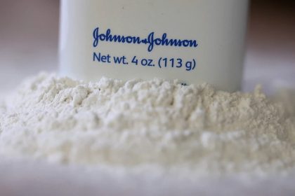 Johnson & Johnson обвиняют в продаже талька с асбестом. В Великобритании подано 3000 исков. Люди считают, что присыпка вызывает рак.