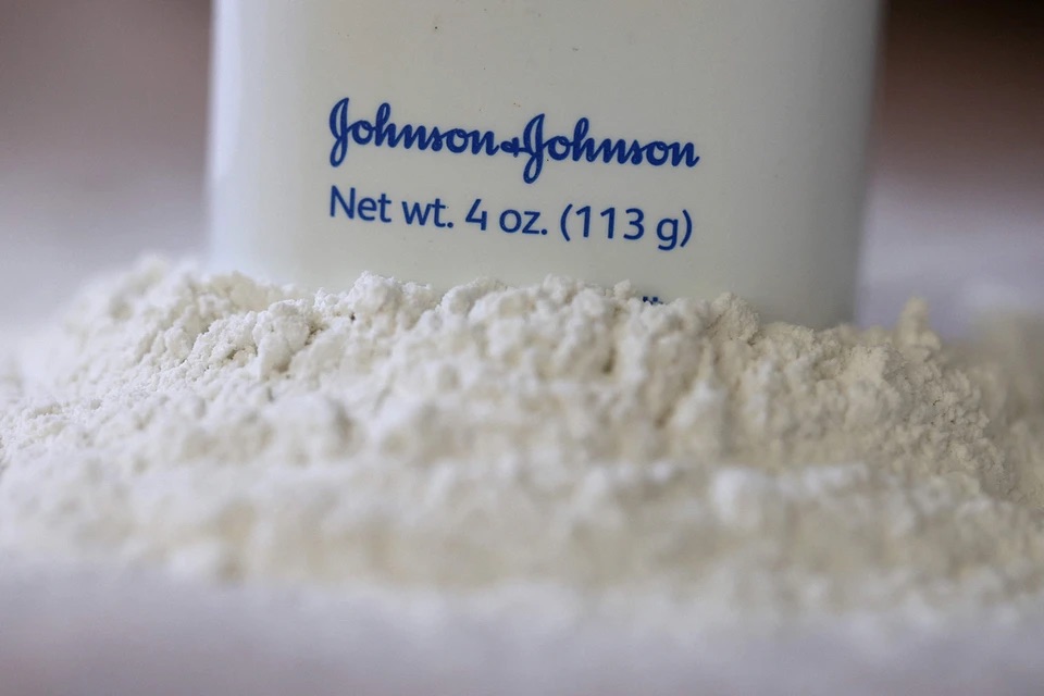 Johnson & Johnson обвиняют в продаже талька с асбестом. В Великобритании подано 3000 исков. Люди считают, что присыпка вызывает рак.