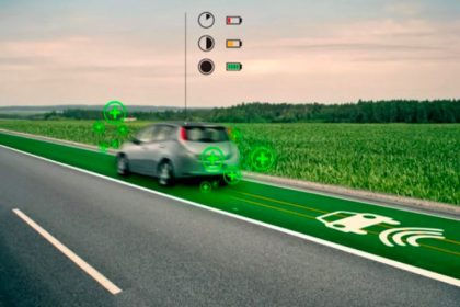 Во Франции построили участок дороги с беспроводной зарядкой, позволяющей электромобилям пополнять энергию прямо во время движения.