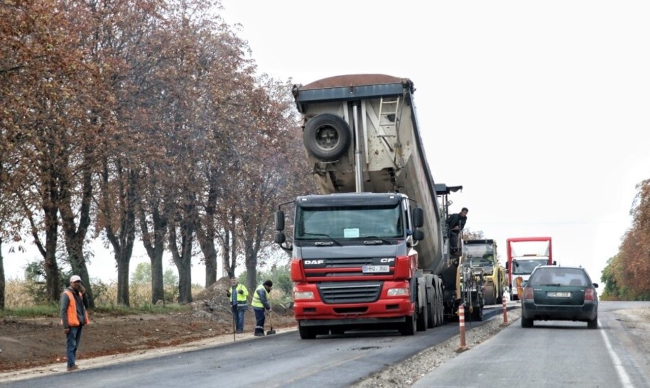 До 2028 в Молдове вводят два дорожных налога: за владение транспортом и за пользование национальными трассами с контролем через видеокамеры.