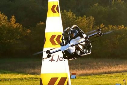 В Техасе прошли первые в мире воздушные гонки в стиле «Формулы-1»: eVTOL-аппараты, трасса в небе, пилоты и тысячи зрителей онлайн и на месте.