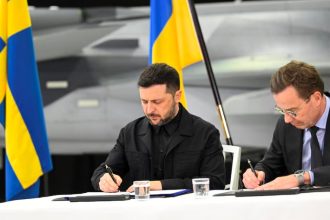 Украина готовится получить до 150 истребителей JAS 39 Gripen от Швеции. Saab обеспечит поставки, обучение и модернизацию воздушных сил.