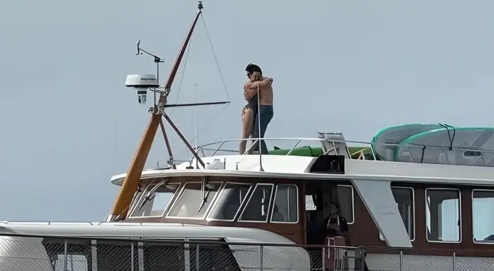 Кэти Перри и Джастина Трюдо сняли вместе на яхте в Санта-Барбаре. Западные СМИ уверены: между ними роман, и это уже не слухи.