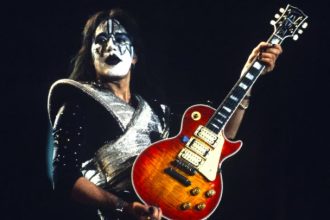 Умер Эйс Фрэйли, гитарист и сооснователь легендарной группы Kiss. Ему было 74 года. Музыкант скончался в США.