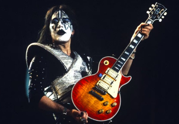 Умер Эйс Фрэйли, гитарист и сооснователь легендарной группы Kiss. Ему было 74 года. Музыкант скончался в США.
