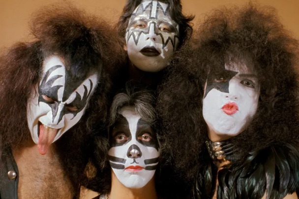 Эйс Фрэйли, один из основателей Kiss и оригинальный гитарист группы, умер в возрасте 74 лет
