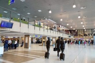 В кишинёвском аэропорту 17 октября 2025 года обнаружен подозрительный багаж — проводится эвакуация, рейсы задержаны.