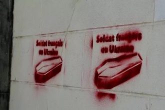 В Париже судят троих молдаван за антивоенные граффити о французских солдатах в Украине — им грозит до 5 лет тюрьмы.