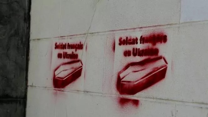 В Париже судят троих молдаван за антивоенные граффити о французских солдатах в Украине — им грозит до 5 лет тюрьмы.