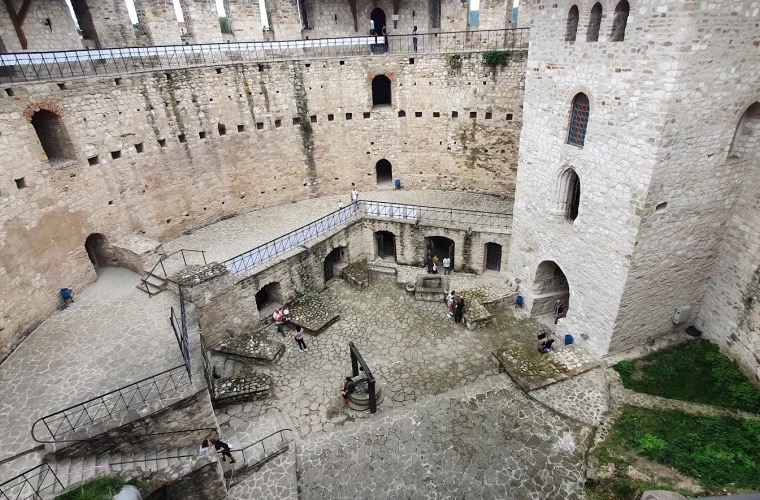 Сорокская крепость закрыта на зимний период с 27 октября 2025 года. Туристов снова ждут весной 2026 после завершённой реставрации.