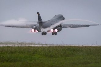 США провели полёт B‑1 у берегов Венесуэлы на фоне ударов по наркосудам. Трамп допускает расширение операций.
