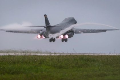 США провели полёт B‑1 у берегов Венесуэлы на фоне ударов по наркосудам. Трамп допускает расширение операций.