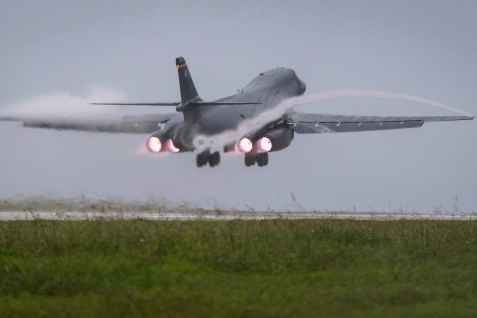 США провели полёт B‑1 у берегов Венесуэлы на фоне ударов по наркосудам. Трамп допускает расширение операций.