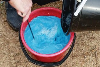 Бордосская смесь — эффективный осенний фунгицид, который в ноябре защищает деревья от зимующих грибков и плесени.