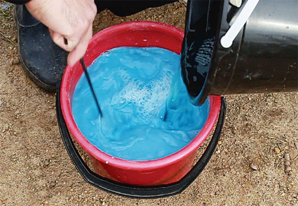 Бордосская смесь — эффективный осенний фунгицид, который в ноябре защищает деревья от зимующих грибков и плесени.