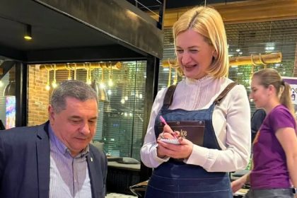 Премьер-министр Мунтяну и депутаты PAS приняли участие в благотворительном ужине, где Дойна Герман временно стала официанткой.