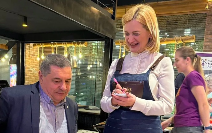 Премьер-министр Мунтяну и депутаты PAS приняли участие в благотворительном ужине, где Дойна Герман временно стала официанткой.