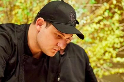 Молдавский шеф Евгений Зубко открыл японский ресторан Yūgin в Нью-Йорке: омакасэ с авторской керамикой, деревом хиноки и японской атмосферой.