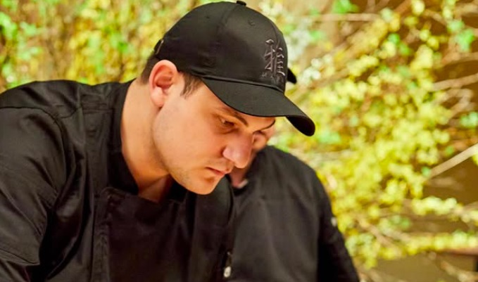 Молдавский шеф Евгений Зубко открыл японский ресторан Yūgin в Нью-Йорке: омакасэ с авторской керамикой, деревом хиноки и японской атмосферой.