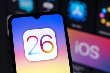 Обновление iOS 26.2 привнесло более 10 функций: AirDrop без контактов, улучшенные напоминания, живой перевод, офлайн-lyrics и многое другое.