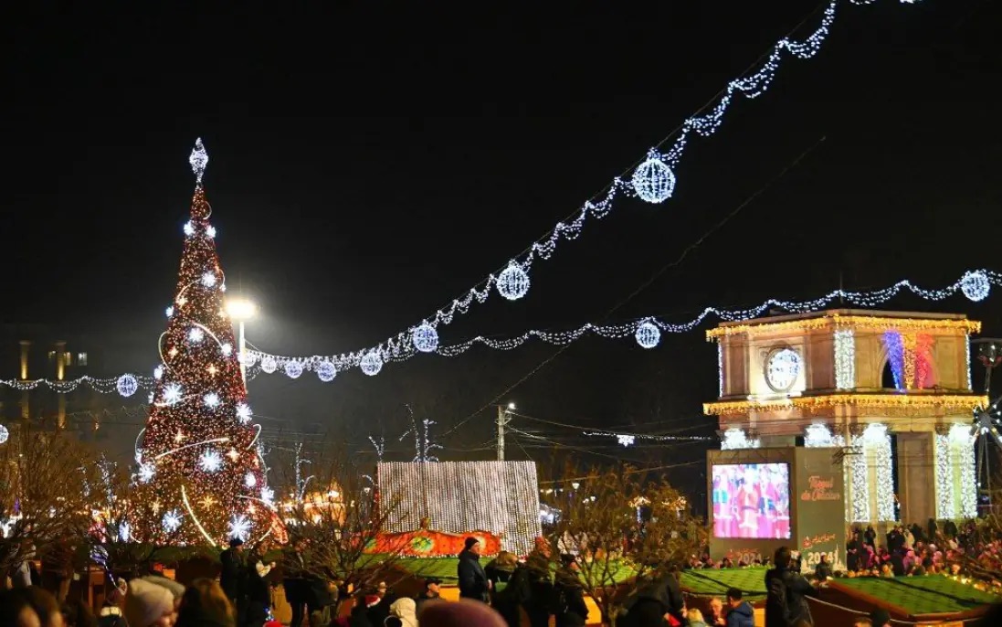 Новогоднюю елку и рождественскую ярмарку в Кишиневе откроют 5 декабря: каток, фотозоны, домик Деда Мороза и кухня будут до 18 января 2026.