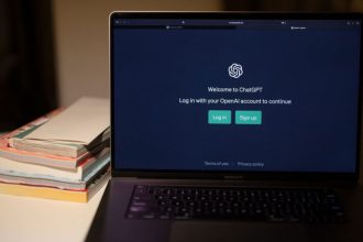 Семьи в США подали иски против OpenAI, обвиняя ChatGPT в причастности к самоубийствам и ухудшении психического состояния пользователей.