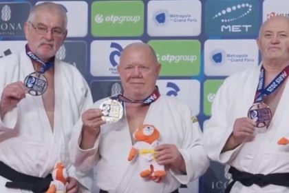 82-летний молдавский дзюдоист Михаил Маляр в 10-й раз стал чемпионом мира среди ветеранов, победив всех своих соперников в Париже.