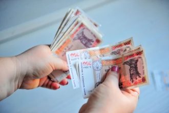 Минимальная зарплата в Молдове может вырасти до 6300 леев, но не до 8050 — считают работодатели и Министерство финансов.