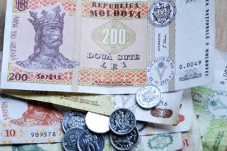 Профсоюзы Молдовы отвергли предложение властей установить минимальную зарплату в 6300 леев, считая его нарушающим право на достойную жизнь.