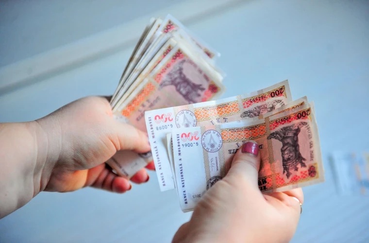 Минимальная зарплата в Молдове может вырасти до 6300 леев, но не до 8050 — считают работодатели и Министерство финансов.