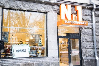 Выгодные цены супермаркета Nr1 с 1 по 15 декабря 2025: мясо, рыба, молочные продукты, сладости, соусы и праздничные товары со скидкой до 50%.