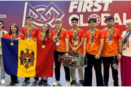 Молдавские школьники завоевали пятое золото на олимпиаде по робототехнике в Панаме, представив уникального робота и инновации для экологии.