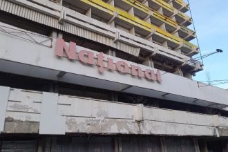 В Кишинёве 13-летнюю школьницу нашли мёртвой в шахте лифта заброшенного отеля «Националь», полиция выясняет обстоятельства трагедии.