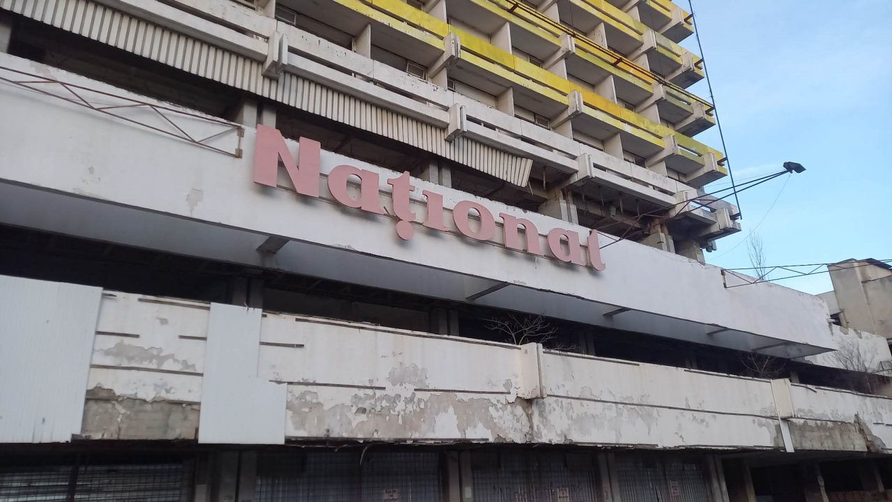 В Кишинёве 13-летнюю школьницу нашли мёртвой в шахте лифта заброшенного отеля «Националь», полиция выясняет обстоятельства трагедии.