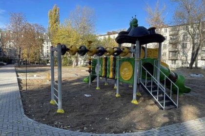 В Кишиневе продолжают обустраивать новые игровые и спортивные площадки — безопасные зоны для отдыха и спорта.