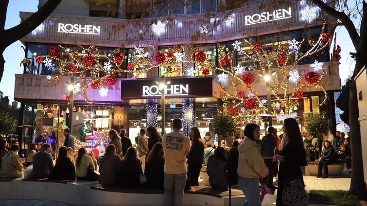 Roshen открыл первый магазин в Европейском Союзе в центре Бухареста, предложив весь ассортимент украинских сладостей.