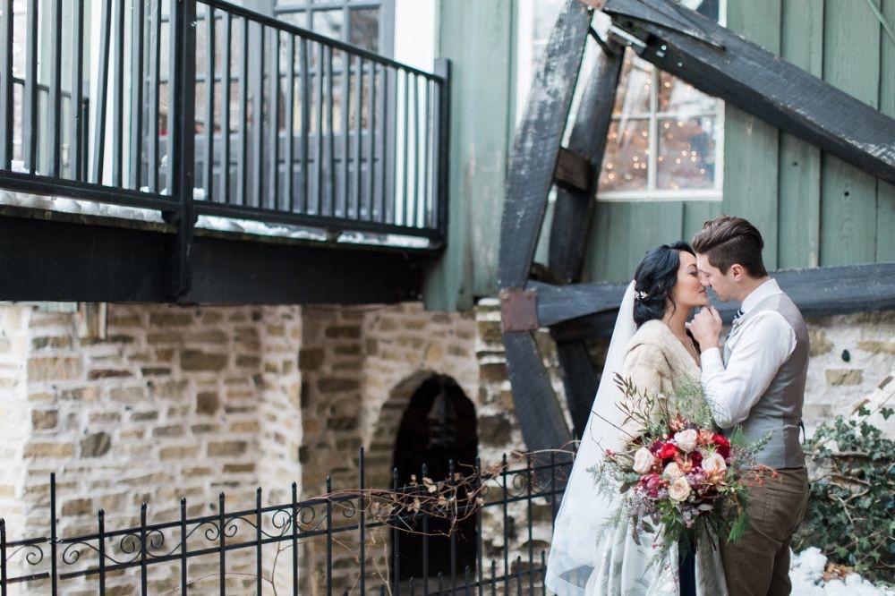 Узнайте, какие дни декабря 2025 подойдут для свадьбы по лунному календарю и нумерологии. Энергия Луны и чисел обеспечат вам счастливый союз.