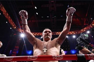 Украинский боксер Александр Усик освободил титул WBO, завершив статус абсолютного чемпиона мира после пяти успешных защит.