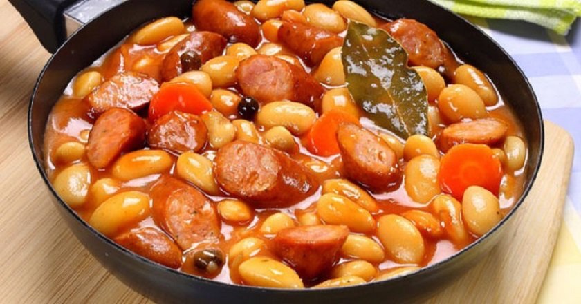 В Яссах отменили раздачу фасоли с колбасками на День Румынии 2025 из-за экономии бюджета. Вместо этого — только чай, концерт и парад.