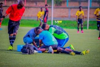 Футболист в Бурунди погиб во время матча после того, как, предположительно, проглотил монету-талисман. Трагедия вызвала волну обсуждений.