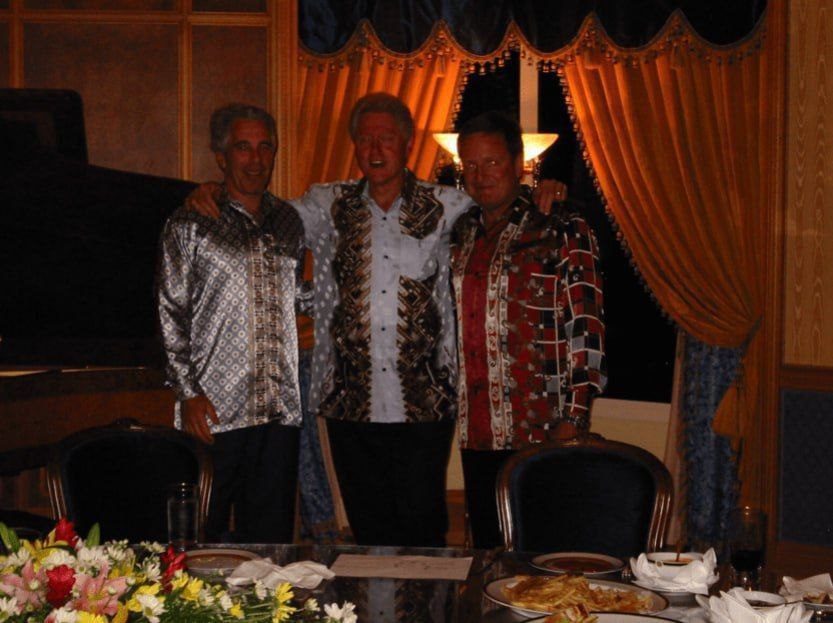 Минюст США начал публикацию новых файлов по делу Эпштейна: Клинтон, Джексон и другие на фото