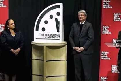 Часы Судного дня 2026 перевели на 85 секунд до полуночи. Разбор причин: ядерный риск, климат, ИИ и дезинформация. Что это значит.