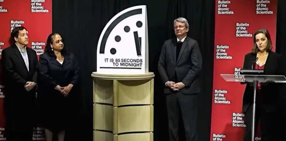 Часы Судного дня 2026 перевели на 85 секунд до полуночи. Разбор причин: ядерный риск, климат, ИИ и дезинформация. Что это значит.