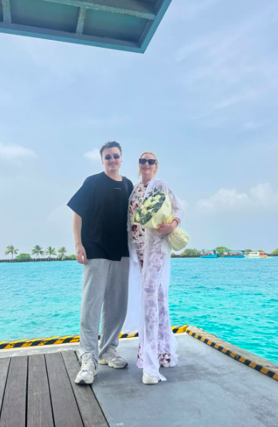 Анастасия Волочкова проводит отпуск на Мальдивах вместе с молодым артистом из Молдовы