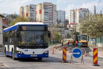 Автобус № 12 в Дурлештах временно изменил маршрут из-за ремонта на Ливезилор. Схема объезда, причины, график и номер диспетчерской.