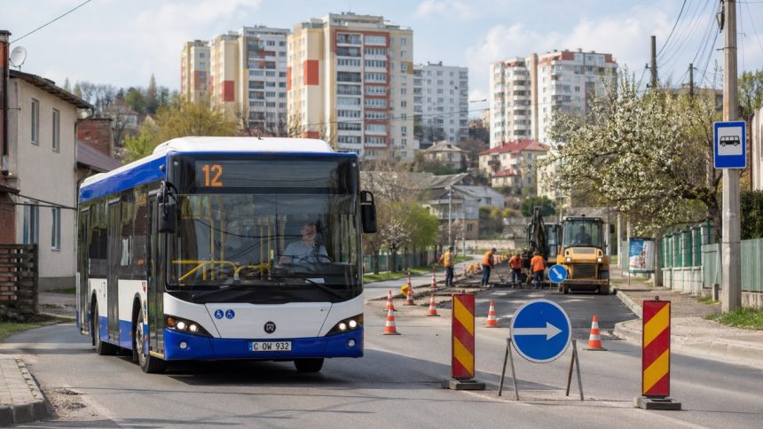 Автобус № 12 в Дурлештах временно изменил маршрут из-за ремонта на Ливезилор. Схема объезда, причины, график и номер диспетчерской.