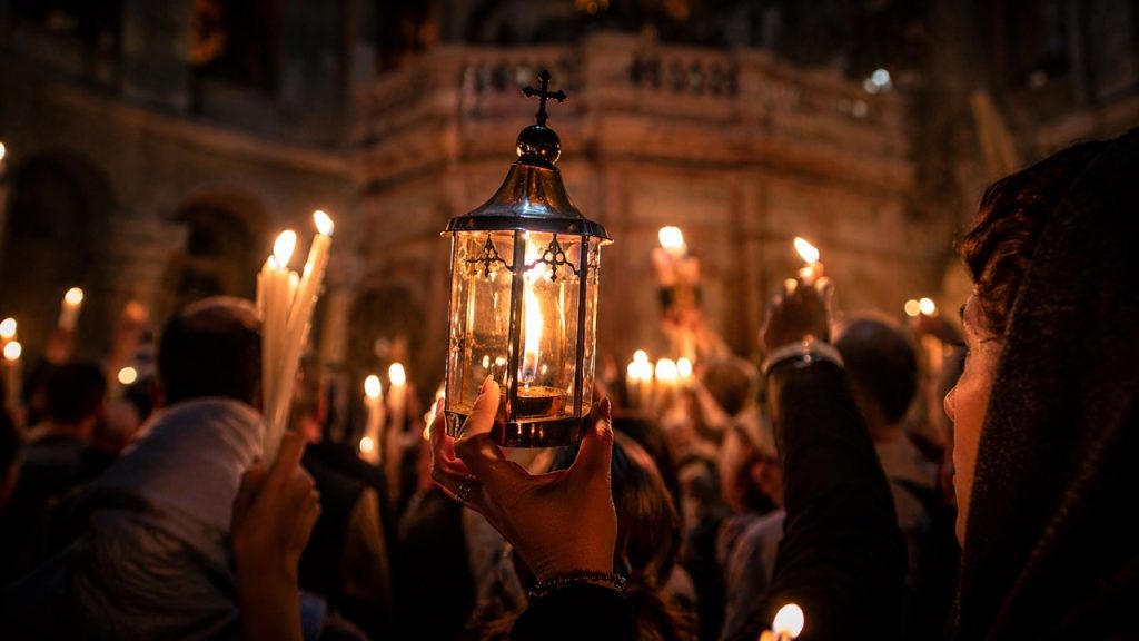 Почему Благодатный огонь не обжигает и как это объясняют наука и церковь